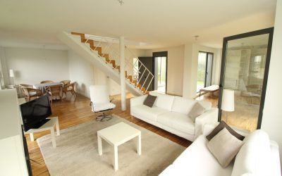Estupendo chalet independiente en Bezana. Acogedora vivienda en urbanización privada con piscina, pista de pádel y todas las comodidades al alcance.